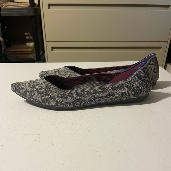 Rothy’s EUC Grey Stone Snake Point Size 12 - Picture 2 of 4